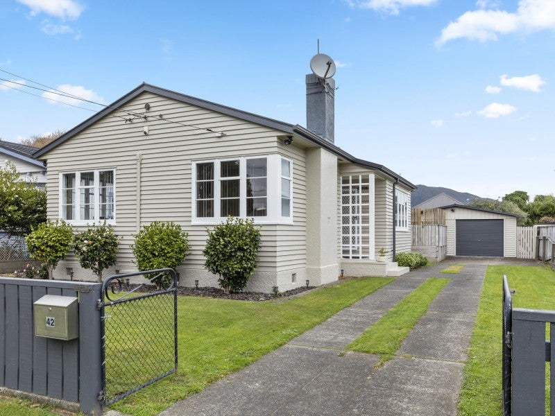 42 Lincoln Avenue, Epuni, Lower Hutt - Carousel 1