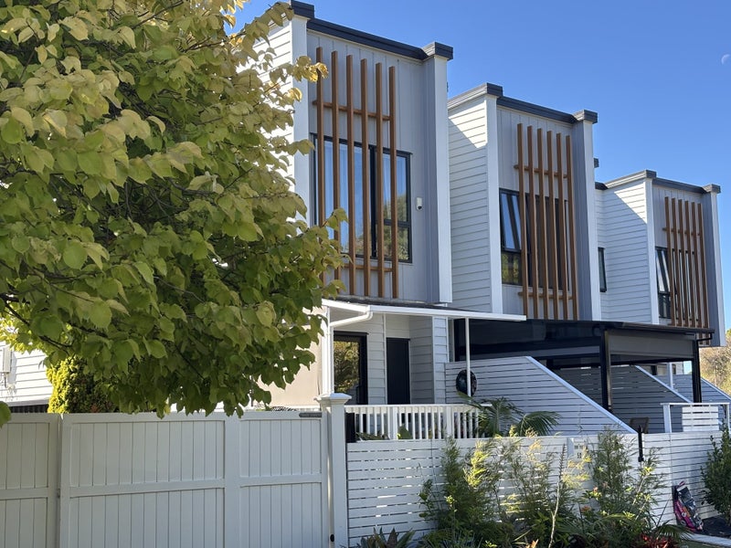 5B Glennandrew Drive, Half Moon Bay, Auckland - Carousel 1