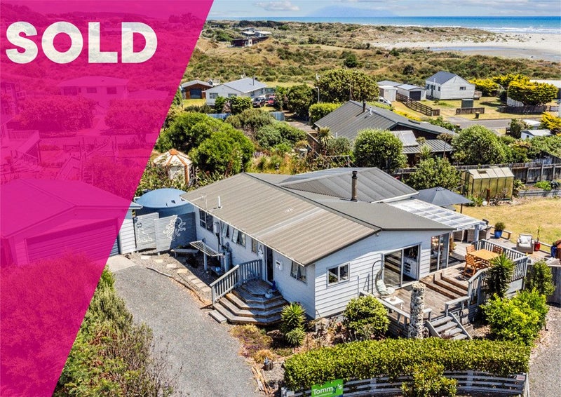 8 Norna Grove, Waikawa Beach, Levin - Carousel 1