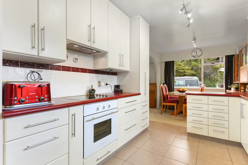 18 Vista Crescent, Maoribank, Upper Hutt - Carousel 2