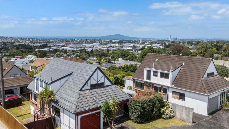 1/11 Hall Road, Glenfield, Auckland - Carousel 1