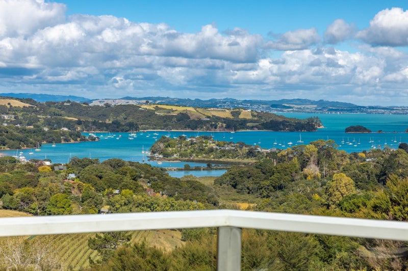 37 Junction Road, Oneroa, Waiheke Island - Carousel 1