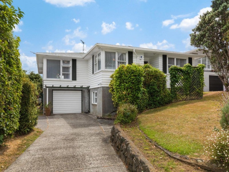57 Raroa Terrace, Tawa, Wellington - Carousel 1