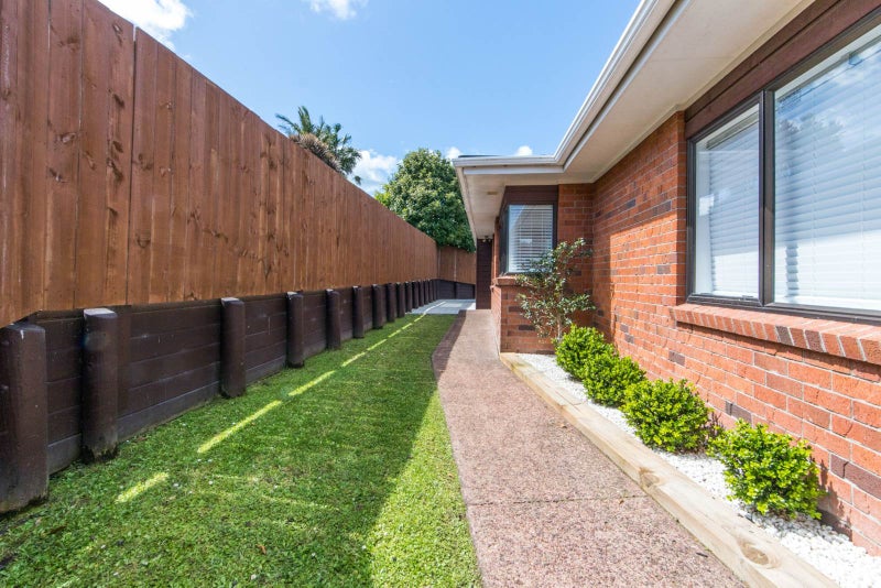 2/21 Sailfish Drive, West Harbour, Auckland - Carousel 2