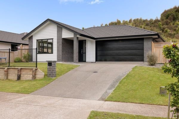 81 Pakanga Grove, Pyes Pa, Tauranga - Carousel 1