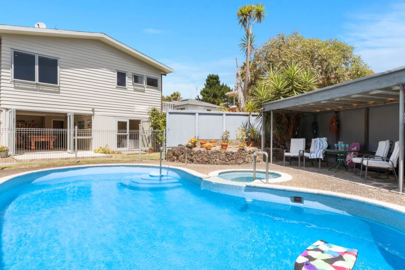 4/4 Commodore Parry Road, Castor Bay, Auckland - Carousel 2