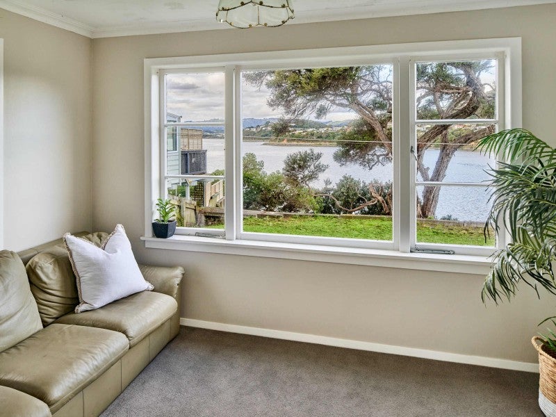 16 Seaview Road, Paremata, Porirua - Carousel 1