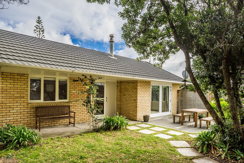 4 Hughes Street, Waikanae Beach, Waikanae - Carousel 1