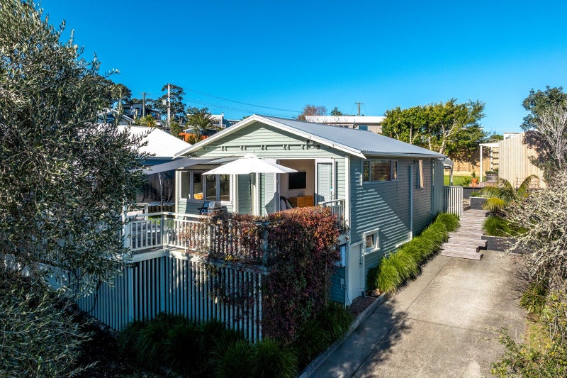 10 Ocean Road, Surfdale, Waiheke Island - Carousel 1