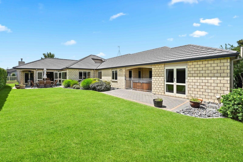 90 Huntington Drive, Huntington, Hamilton - Carousel 1