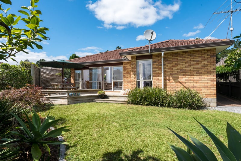 3/8 Bernie Edwards Place, Botany Downs, Auckland - Carousel 1