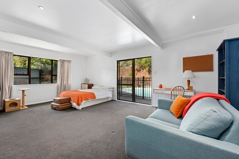 10 Oak Avenue, Paremata, Porirua - Carousel 1