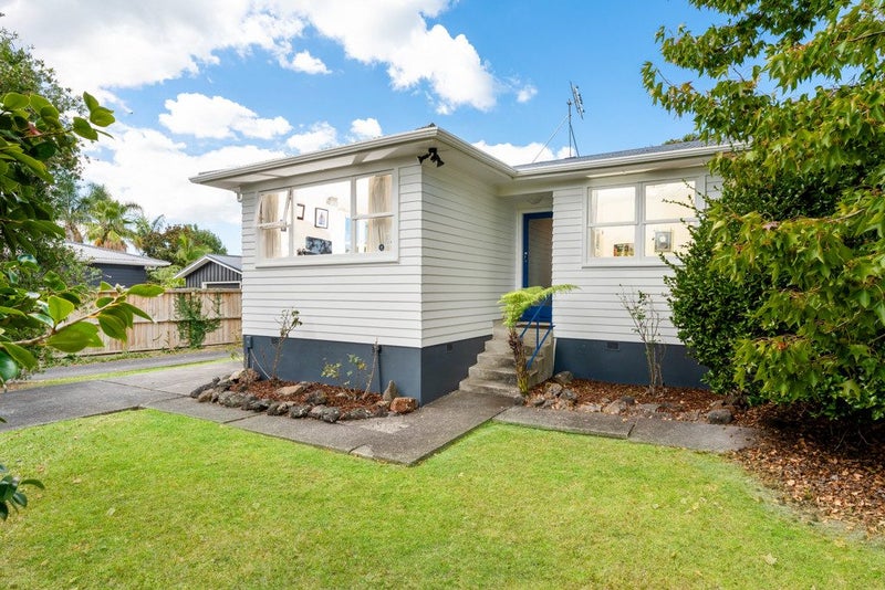 7 Bayside Avenue, Te Atatu Peninsula, Auckland - Carousel 2