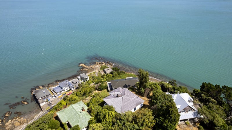 43 Ferry Road, Days Bay, Lower Hutt - Carousel 1