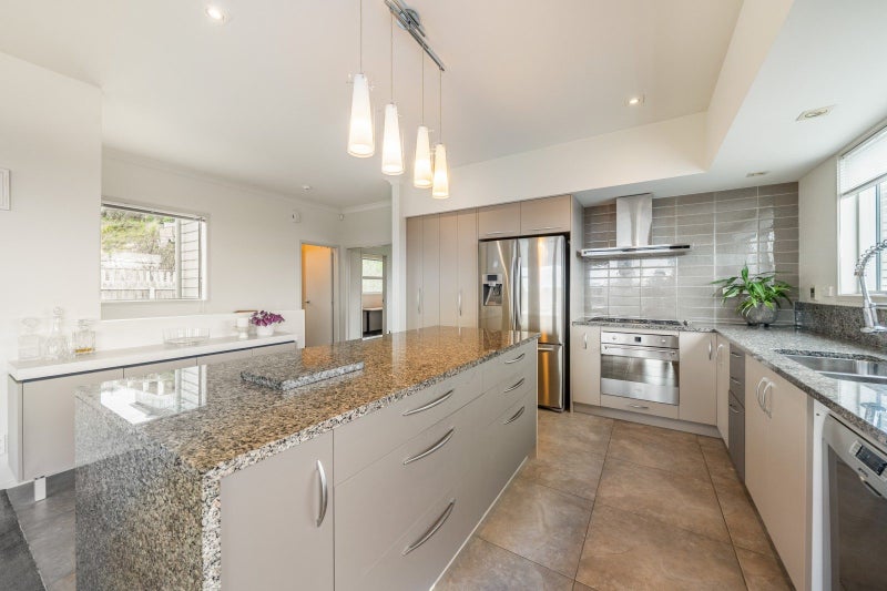 10 Hollyford Place, Aotea, Porirua - Carousel 1