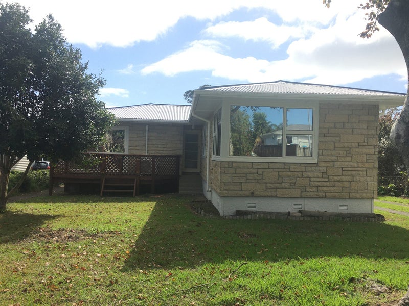 28 Ozich Avenue, Te Atatu South, Auckland - Carousel 1