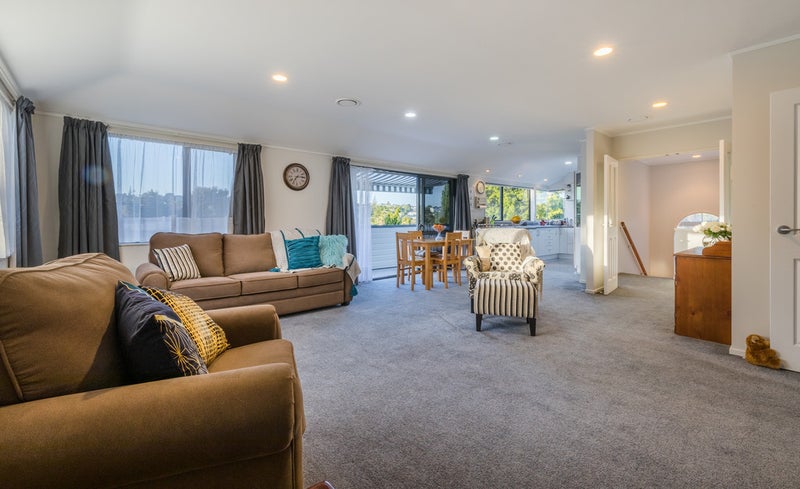 5A Barron Drive, Green Bay, Auckland - Carousel 2
