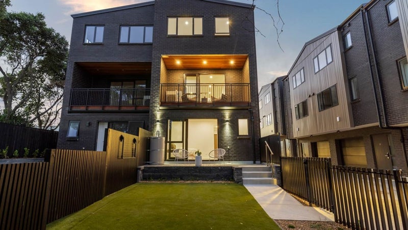 9C Huia Road, Point Chevalier, Auckland - Carousel 1