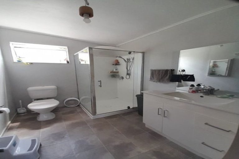 18 Beihlers Road, Weymouth, Auckland - Carousel 4