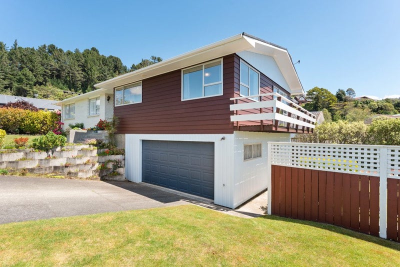 1 Dunrobin Grove, Silverstream, Upper Hutt - Carousel 1