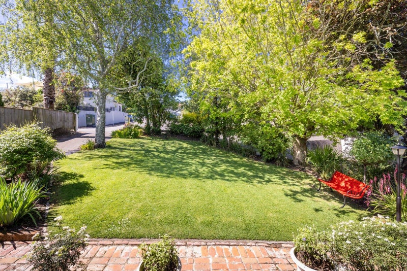 2 Cobden Crescent, Bluff Hill, Napier - Carousel 2