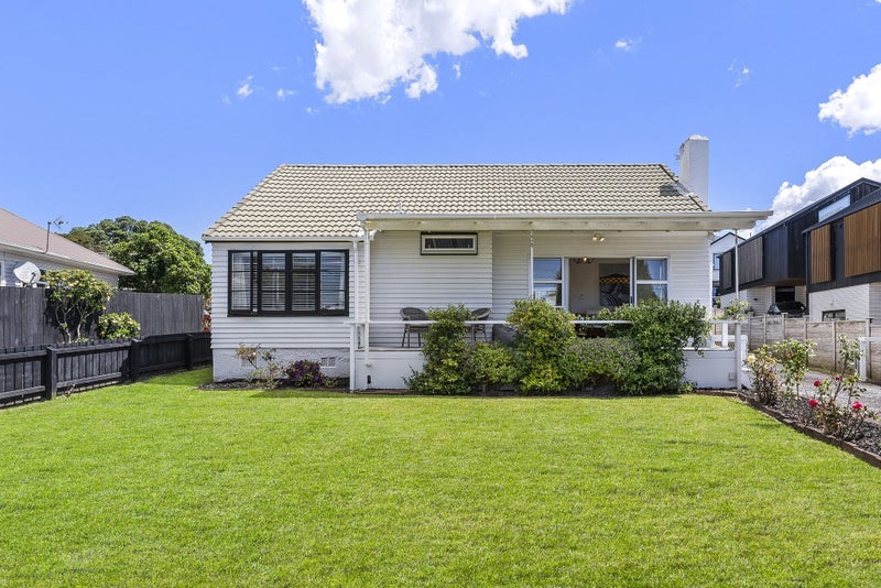 64 Premier Avenue, Point Chevalier, Auckland - Carousel 1