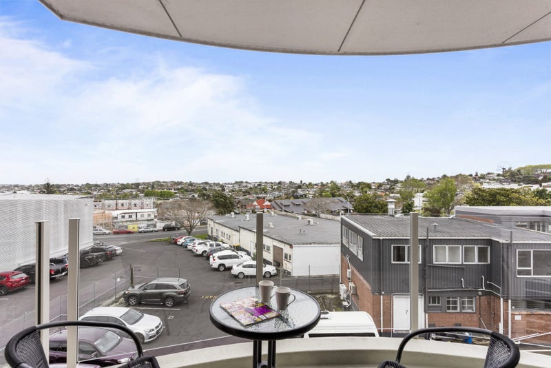 13/5 Cook Street, Howick, Auckland - Carousel 1