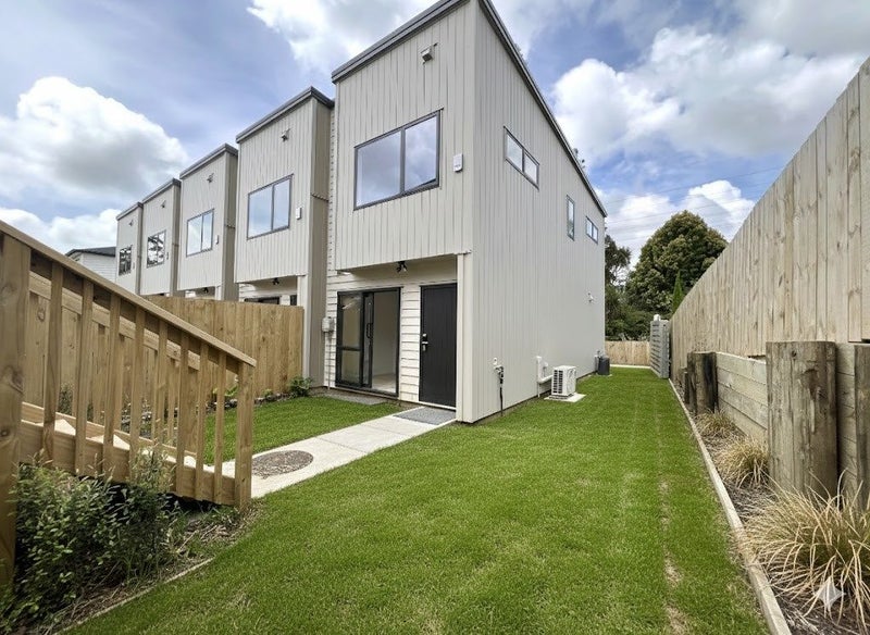 5/16 Reynella Drive, Massey, Auckland - Carousel 1