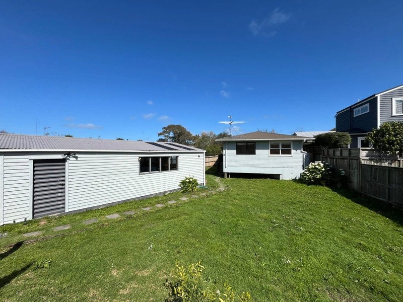 6 Firle Place, Green Bay, Auckland - Carousel 11