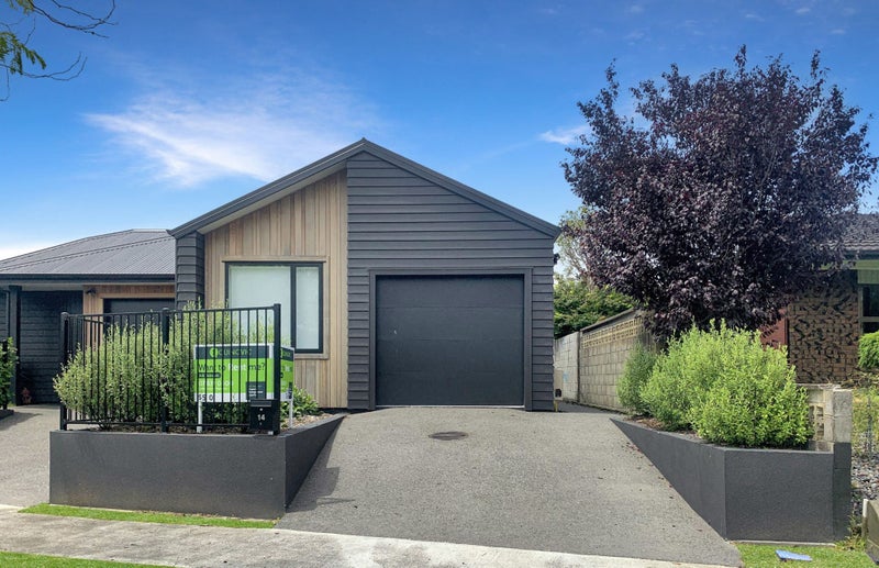 1/14 Hooker Avenue, Chedworth, Hamilton - Carousel 1