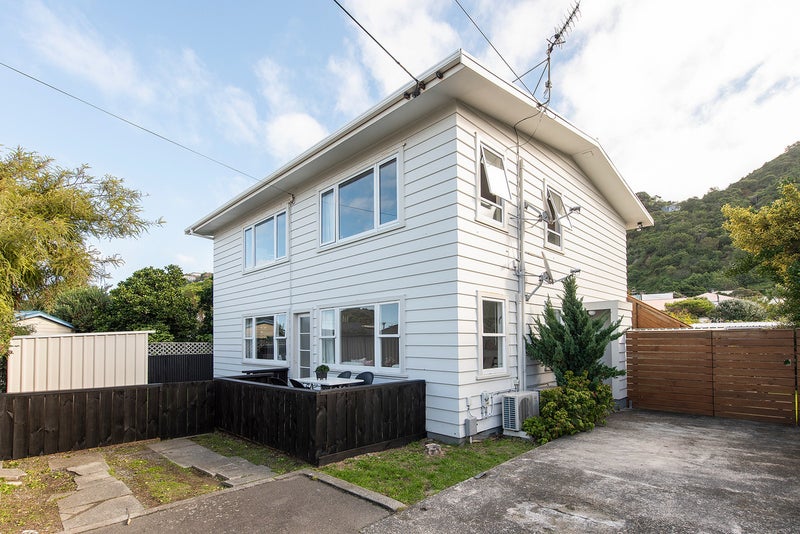 186A Queens Drive, Lyall Bay, Wellington - Carousel 1