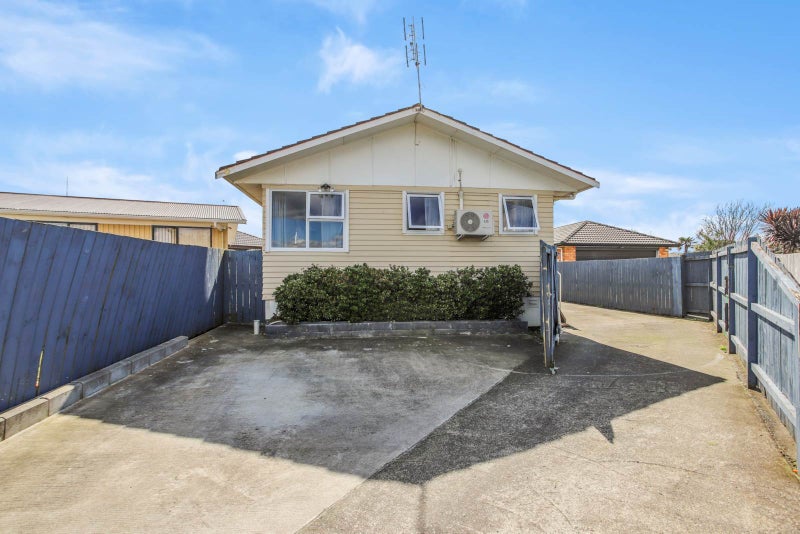 8 Tiari Place, Mangere East, Auckland - Carousel 1