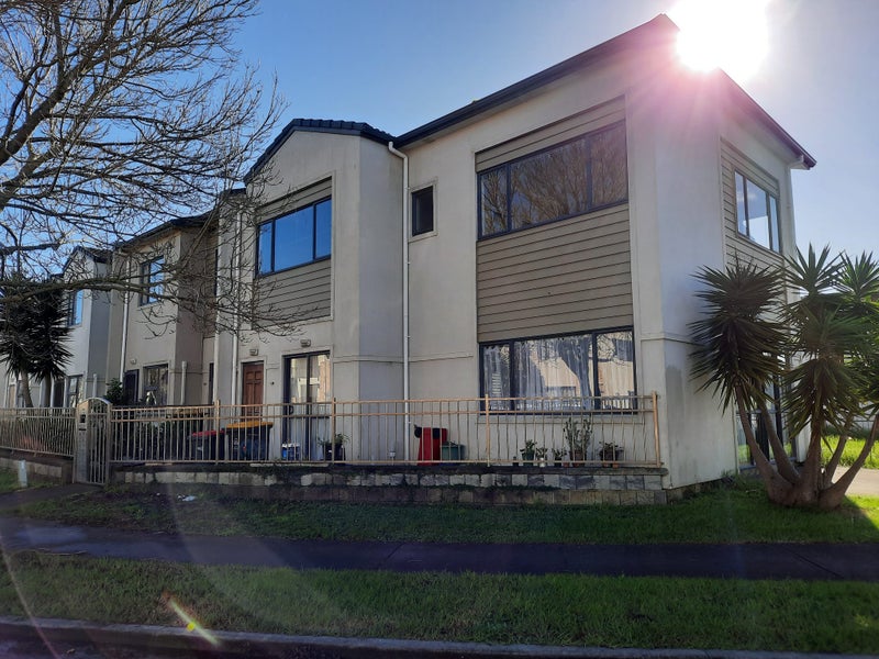 26 Triumph Road, Flat Bush, Auckland - Carousel 1