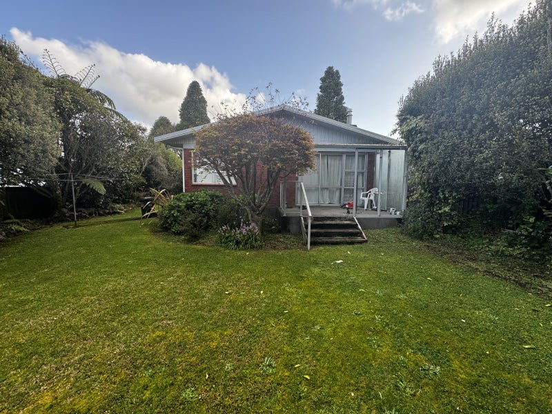 2 Kauri Street, Merrilands, New Plymouth - Carousel 1