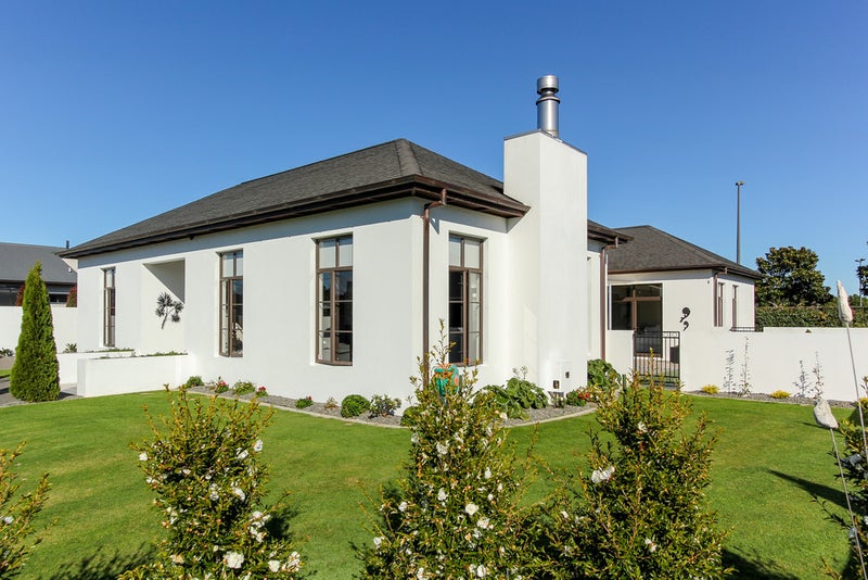 7 Oakwood Drive, Highlands Park, New Plymouth - Carousel 1