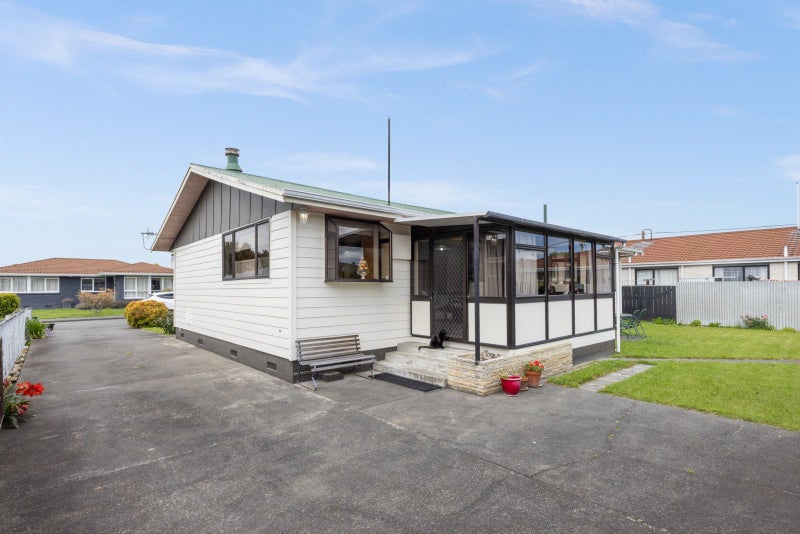 1402 Warwick Place, Mayfair, Hastings - Carousel 2