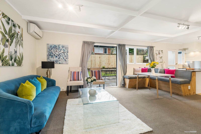 2/27 Lagoon Drive, Panmure, Auckland - Carousel 1