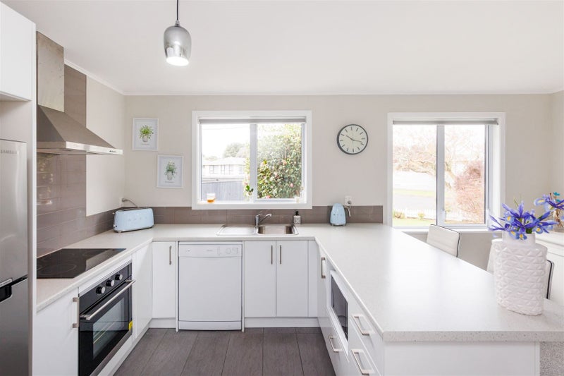 10 Peters Avenue, Cloverlea, Palmerston North - Carousel 2