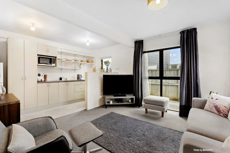 2/103 Rongotai Road, Kilbirnie, Wellington - Carousel 1