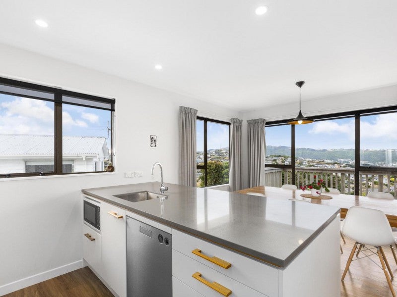 10 Toporoa View, Ascot Park, Porirua - Carousel 2