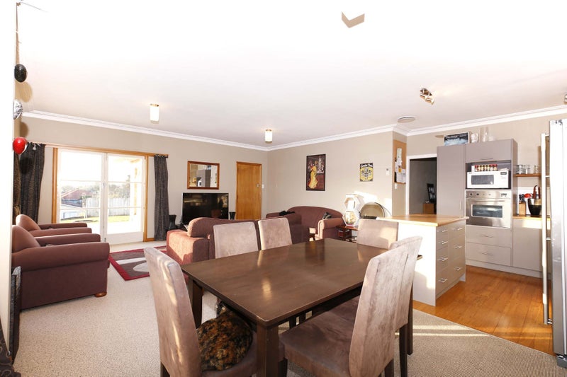 8 Brookfield Street, Hamilton East, Hamilton - Carousel 2