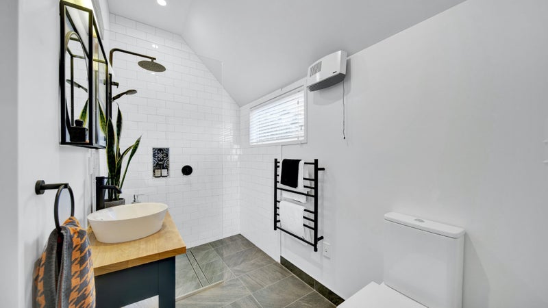 1/8 Hobday Lane, Mount Pleasant, Christchurch - Carousel 1