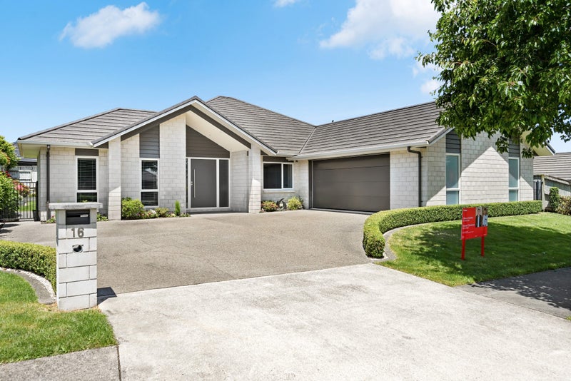 16 Longbow Terrace, Flagstaff, Hamilton - Carousel 1