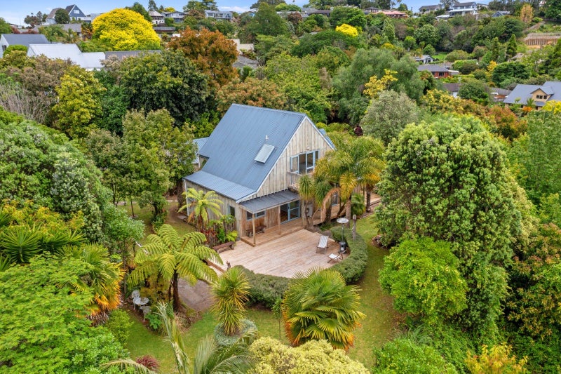 2 Grasmere Way, Bethlehem, Tauranga - Carousel 1