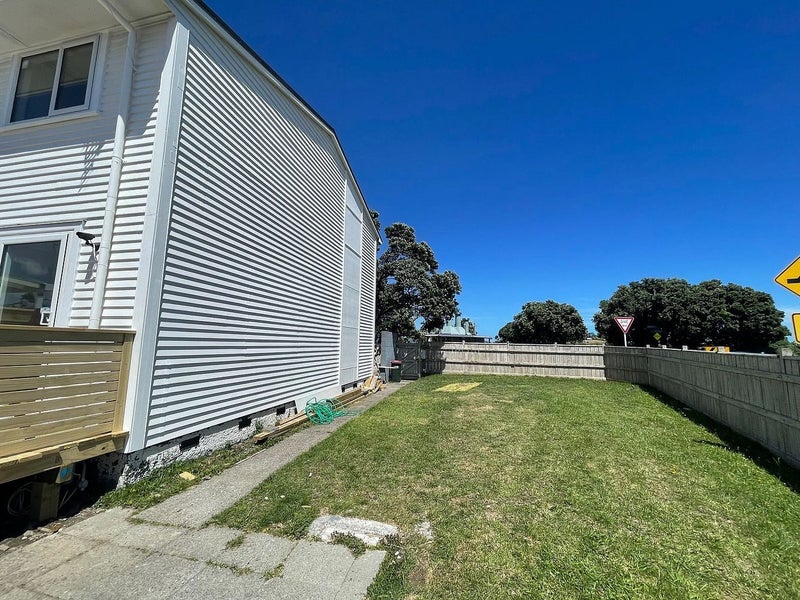 1/1 Waione Street, Petone, Lower Hutt - Carousel 2