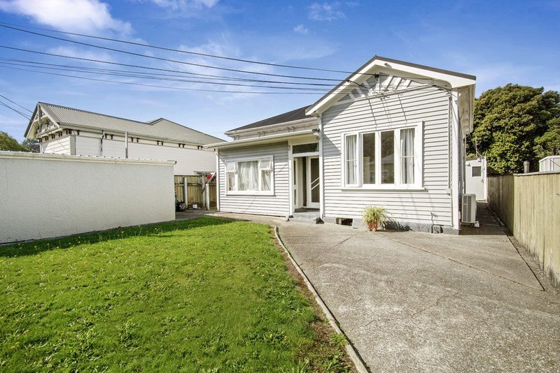 16 Riddlers Crescent, Petone, Lower Hutt - Carousel 1