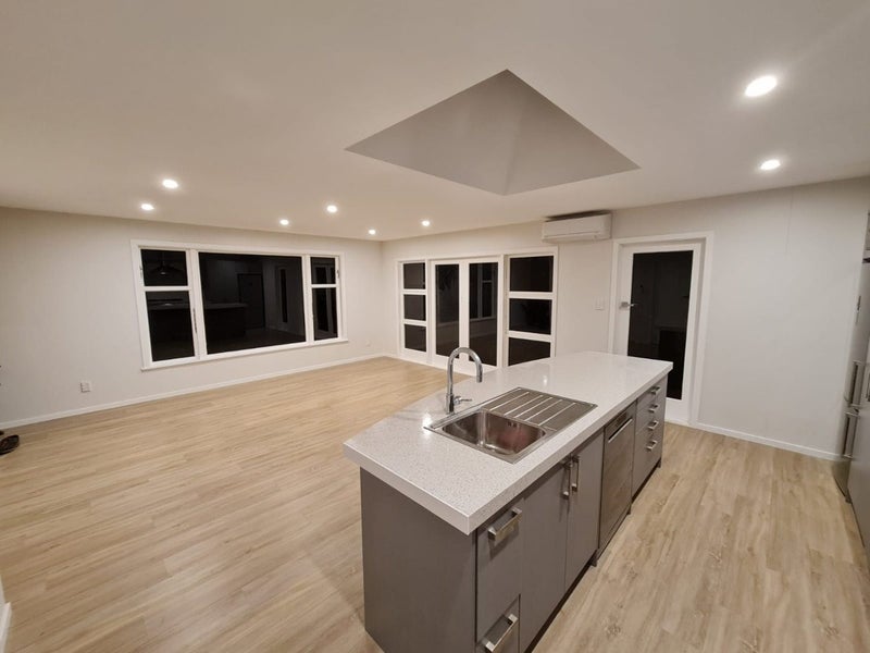 11 Kiriwai Road, Paremata, Porirua - Carousel 1