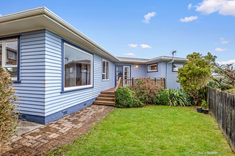 28 Cotswold Crescent, Newlands, Wellington - Carousel 1