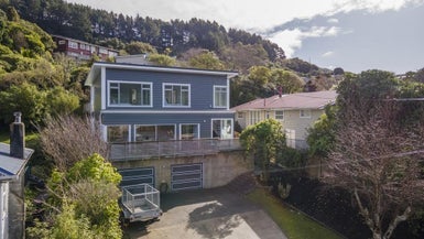 319 Main Road, Tawa, Wellington - Carousel 1