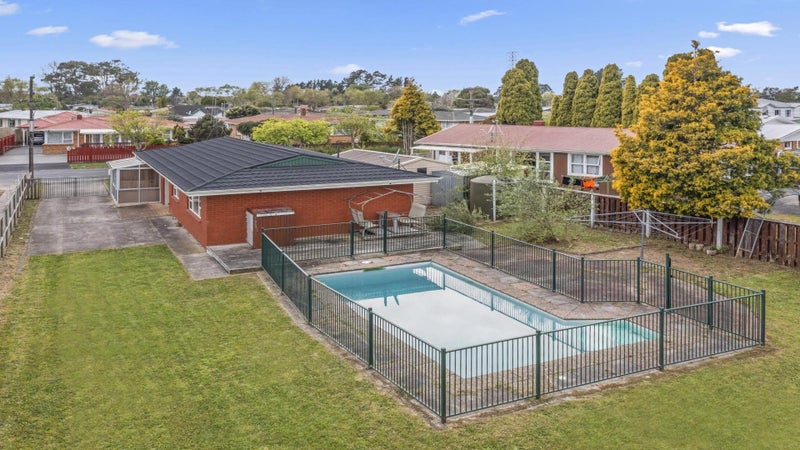 13 Yorkshire Road, Silverdale, Hamilton - Carousel 1
